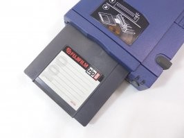 Iomega Zip   семейство накопителей на гибких магнитных дисках, аналоги дискет, имеющие бо льшую ёмкость. Разработаны компанией Iomega в конце 1994. Изначально имели ёмкость около 100 мегабайт, в поздних версиях она была увеличена до 250 и 750 мегабайт.
Формат стал более популярен, чем семейство super-floppy, но так и не получил такого же статуса, как обычные 3,5-дюймовые дискеты. Он был вытеснен USB-флеш-накопителями и перезаписываемыми компакт (CD) и DVD-дисками, и практически не используется с начала-середины 2000-х годов.
Бренд Zip также использовался для внутренних и внешних записывающих дисководов CD под названиями Zip-650 и Zip-CD. (c)wiki