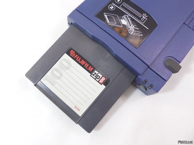 Iomega Zip   семейство накопителей на гибких магнитных дисках, аналоги дискет, имеющие бо льшую ёмкость. Разработаны компанией Iomega в конце 1994. Изначально имели ёмкость около 100 мегабайт, в поздних версиях она была увеличена до 250 и 750 мегабайт.
Формат стал более популярен, чем семейство super-floppy, но так и не получил такого же статуса, как обычные 3,5-дюймовые дискеты. Он был вытеснен USB-флеш-накопителями и перезаписываемыми компакт (CD) и DVD-дисками, и практически не используется с начала-середины 2000-х годов.
Бренд Zip также использовался для внутренних и внешних записывающих дисководов CD под названиями Zip-650 и Zip-CD. (c)wiki