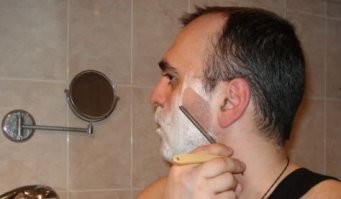 Я пробовал бриться подобным станком. даже с дорогими бритвами из барбершопов-всегда раздражение на пол-лица. А вот эта зверюга кожу щадит. Но, повторюсь, каждый день(а мне приходится бриться каждый день) это просто нереально.