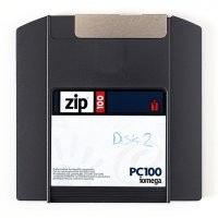 А у Iomega был ещё Zip Drive. Это дискеты (100, 250 и 750мб) и дисководы под них. У меня такой до сих пор валяется.