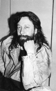 Это не Кальянов, а Александр Левшин из "Рецитала".