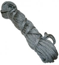 Говорю же -у вас очень плохая верёвка! 
Её как не завязывай - не поможет. Если само плетение верёвки как при вязке крючком, состоит из петелек - выкиньте её. Ей никакие узлы не помогут вообще. 

Помните как выглядел провод от советского утюга? Или шланг от пылесоса Вихрь? В тряпочной обмотке? Вот именно такое плетение у нормальной не вытягивающейся верёвки. 

В спорттоварах, где продают верёвки для альпинистов, тонкие шнурочки именуются "реп-шнур". Они идеально подходят как для сушки белья, так и для суицида! Могу подсказать подходящий узел :)) 

На первой картинке изображён метод плетения нормальной верёвки. Если Ваша выглядит по другому - она всегда будет тянуться. Узлы, НИКАКИЕ(!), не спасут ситуацию. (Цвет не важен!) 
Верёвка на второй картинке - ЗЛО!