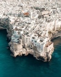 Красиво. Тут не поспоришь. Кругом парки, скверы, заросли растений.