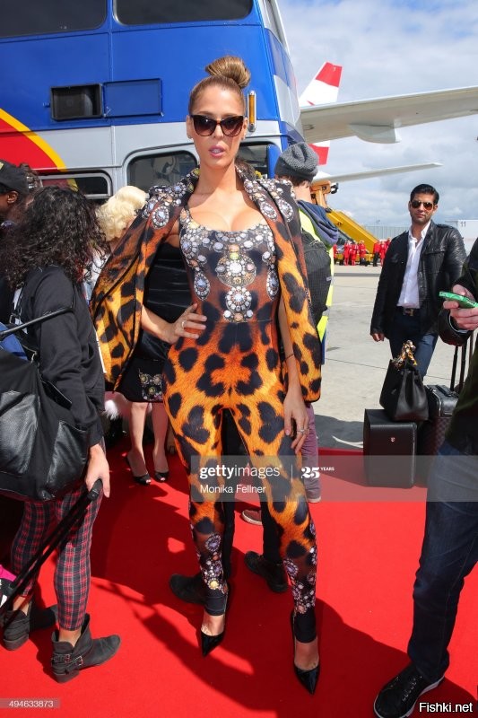 Вот это кто! 
Life Ball 2014 - Celebrities Arrive To Vienna
VIENNA, AUSTRIA - MAY 30: Transgender model Carmen Carrera arrives with the Life Ball Boeing 777 on May 30, 2014 in Vienna, Austria. The Life Ball, an annual charity ball raising funds for HIV & AIDS projects, will take place on May 31, 2014 at the city hall in Vienna. (Photo by Moni Fellner/Getty Images)

А, что за уё*бище на видео?!