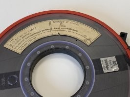 Катушка для хранения данных ЭВМ серии ЕС. Использовалась в вычислительных центрах СССР с 70-х по 90-е года.

Катушки были изготовлены в ГДР на заводе ORWO в Вольфене. До Второй мировой войны он был частью корпорации AGFA. После капитуляции Германии американские военные передали завод фотопленок советским представителям, предварительно изъяв патенты и документацию   они были переданы в Kodak и Illford Photo. Советские специалисты часть завода демонтировали и отправили в СССР, но все оборудование вывозить не стали. Вскоре немецкий завод вернулся к работе и продолжил производство фотопленки, а позже и магнитной ленты. Производимые магнитные ленты, которые использовались для ЕС ЭВМ, имели девять дорожек. Это позволяло записывать и считывать информацию побайтно. Девятая дорожка предназначалась для записи бита четности или контрольного бита. Ширина   12,7 мм (то есть полдюйма, от дюймовых лент отказались в середине 1970-х годов). Номинальная плотность записи информации   32 бита на 1 мм. Для других ЭВМ того времени применялись другие стандарты, а этот, как и архитектура ЕС ЭВМ, был заимствован у фирмы IBM. Новую ОС 6.1 начали разрабатывать в 1978 году и представили на выставке ЕС и Системы малых ЭВМ, проходившей на ВДНХ в 1979-м. Эта система устанавливалась на все машины второго поколения ЕС ЭВМ, под этой ОС были реализованы возможности программирования на Фортран, Кобол, PL/1. По воспоминаниям системных программистов, ОС 6.1 помещалась на одну катушку, к ней могли прилагаться ленты с дополнительными библиотеками, СУБД и прочими дополнениями.