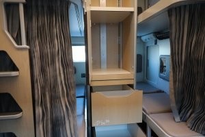 Мне сначала показалось, что это лифт на верхнюю полку...