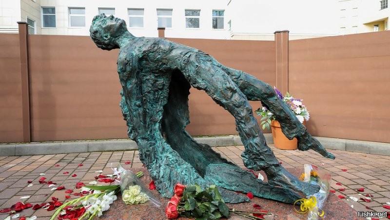 Тут, ниже, запостили памятник Есенина, ну чего бухло обсуждать? А я Есенина чувствую так.А его стихи так. Слушайте....лучшего исполнения я не слышал. А и, кстати, оторвите скульптору руки!