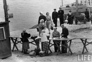 С подписей к фоткам валяюсь от смеха...

"Женщины совершают покупки на сельском рынке"