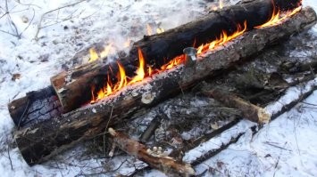 Такой костёр называется Нодья, я предпочитаю из трёх брёвен делать.