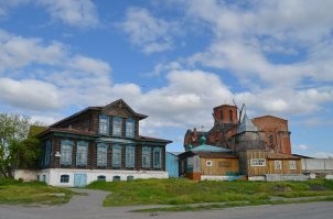 Слева маленькие ворота группа картинга была, справа ЛВД завод.