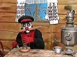 Как это два?
Вот третий, плёнку проявляет...