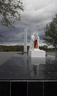 Этот подвиг на самом деле не забыт, за него Мурманск и получил звание города-героя. Если бы тогда не отстояли этот хребет, мурманский порт находился бы под постоянным артиллерийским огнем, и не смог бы обеспечить фронт ни поставками по ленд-лизу, ни рыбой. 

Самолеты смогли разгромить весь Мурманск, сбросив по 3 бомбы на каждого жителя, и спалив город до основания, только трубы печей остались. фото прикладываю. Больше бомб было сброшено только на Сталинград. Но так как разгрузка в мурманском порту велась зимой, ибо Мурманск единственный незамерзающий порт, в условиях полярной ночи, бомбить порт с самолетов было проблематично,  все это было в полной темноте, даже огонек папирос был запрещен, за это можно было попасть под расстрел. 

А мемориал посвященный сражениям на перевале Муста-Тунтури находится в Долине Славы, по трассе в Норвегию. Мемориал же Защитникам Заполярья, изображенный на фото в статье, местные называют Алешей, он находится в самом Мурманске, он посвящен всем подвигам в Заполярье. Алеша смотрит на запад, как бы охраняя Родину. Его высота 35,5 метров.