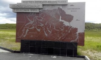 Этот подвиг на самом деле не забыт, за него Мурманск и получил звание города-героя. Если бы тогда не отстояли этот хребет, мурманский порт находился бы под постоянным артиллерийским огнем, и не смог бы обеспечить фронт ни поставками по ленд-лизу, ни рыбой. 

Самолеты смогли разгромить весь Мурманск, сбросив по 3 бомбы на каждого жителя, и спалив город до основания, только трубы печей остались. фото прикладываю. Больше бомб было сброшено только на Сталинград. Но так как разгрузка в мурманском порту велась зимой, ибо Мурманск единственный незамерзающий порт, в условиях полярной ночи, бомбить порт с самолетов было проблематично,  все это было в полной темноте, даже огонек папирос был запрещен, за это можно было попасть под расстрел. 

А мемориал посвященный сражениям на перевале Муста-Тунтури находится в Долине Славы, по трассе в Норвегию. Мемориал же Защитникам Заполярья, изображенный на фото в статье, местные называют Алешей, он находится в самом Мурманске, он посвящен всем подвигам в Заполярье. Алеша смотрит на запад, как бы охраняя Родину. Его высота 35,5 метров.