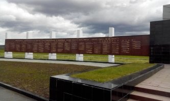 Этот подвиг на самом деле не забыт, за него Мурманск и получил звание города-героя. Если бы тогда не отстояли этот хребет, мурманский порт находился бы под постоянным артиллерийским огнем, и не смог бы обеспечить фронт ни поставками по ленд-лизу, ни рыбой. 

Самолеты смогли разгромить весь Мурманск, сбросив по 3 бомбы на каждого жителя, и спалив город до основания, только трубы печей остались. фото прикладываю. Больше бомб было сброшено только на Сталинград. Но так как разгрузка в мурманском порту велась зимой, ибо Мурманск единственный незамерзающий порт, в условиях полярной ночи, бомбить порт с самолетов было проблематично,  все это было в полной темноте, даже огонек папирос был запрещен, за это можно было попасть под расстрел. 

А мемориал посвященный сражениям на перевале Муста-Тунтури находится в Долине Славы, по трассе в Норвегию. Мемориал же Защитникам Заполярья, изображенный на фото в статье, местные называют Алешей, он находится в самом Мурманске, он посвящен всем подвигам в Заполярье. Алеша смотрит на запад, как бы охраняя Родину. Его высота 35,5 метров.