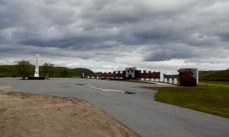 Этот подвиг на самом деле не забыт, за него Мурманск и получил звание города-героя. Если бы тогда не отстояли этот хребет, мурманский порт находился бы под постоянным артиллерийским огнем, и не смог бы обеспечить фронт ни поставками по ленд-лизу, ни рыбой. 

Самолеты смогли разгромить весь Мурманск, сбросив по 3 бомбы на каждого жителя, и спалив город до основания, только трубы печей остались. фото прикладываю. Больше бомб было сброшено только на Сталинград. Но так как разгрузка в мурманском порту велась зимой, ибо Мурманск единственный незамерзающий порт, в условиях полярной ночи, бомбить порт с самолетов было проблематично,  все это было в полной темноте, даже огонек папирос был запрещен, за это можно было попасть под расстрел. 

А мемориал посвященный сражениям на перевале Муста-Тунтури находится в Долине Славы, по трассе в Норвегию. Мемориал же Защитникам Заполярья, изображенный на фото в статье, местные называют Алешей, он находится в самом Мурманске, он посвящен всем подвигам в Заполярье. Алеша смотрит на запад, как бы охраняя Родину. Его высота 35,5 метров.