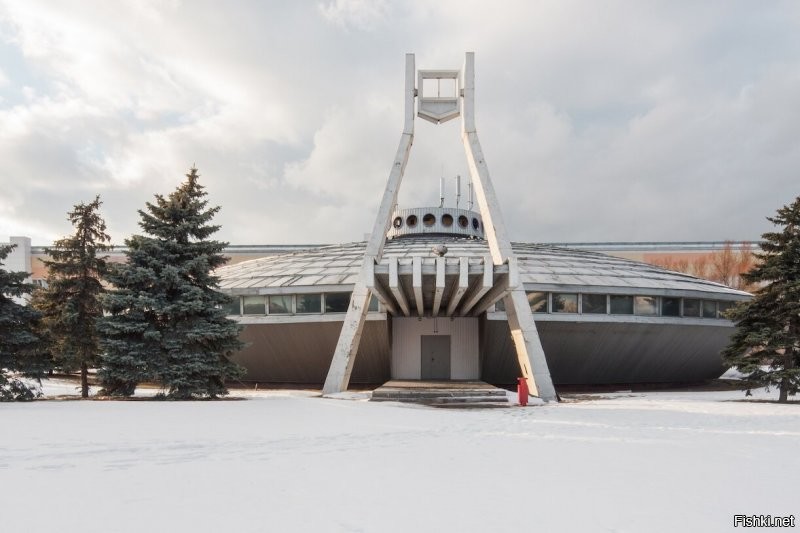 Без башни: «закопанный робот», НЛО и другие технологичные здания СССР