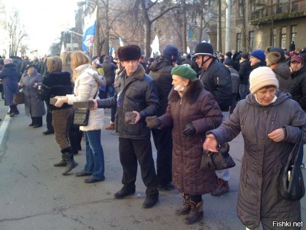 "Жалко пенсионеров Украины"... Если жалко посмотри эти фото, может отпустит.