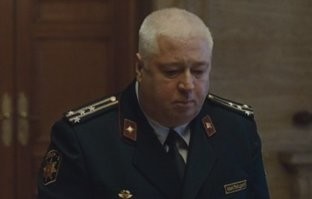 "Хитман". Так по версии киношников выглядит капитан полиции Санкт-Петербурга.
У них капитан полиции - это начальник УВД города. Тупо перенесли свои представления на нас.