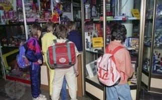 Никто никакие игрушки там не выбирал. Приходили посмотреть на сегу и картриджи, облизнуться... А еще часами стояли и смотрели как играет продавец.