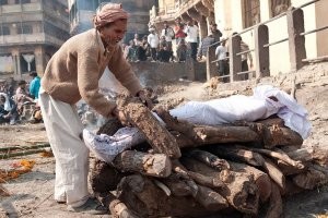 Хорошо, собрали металлолом. Но кости-то - не гниют! Предположим, "своих" сожгли, плюнув на христьянские обряды. Но на ворогов-то, кто горючку тратить станет?
Обычный калькулятор портит всю картину.
Это не один кубометр дров понадобится. Посмотрите, сколько нужно топлива на 1 тело! 
И то, не полностью сгорает, остатки в реку кидают индусы. Не хватает денег на полное сожжение.
В земле кости не гниют. Либо кислота, либо огонь. Химпрома нет, крематориев на газу нет.
Где кости, Зин? ;))