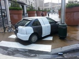 Хм давно я видать в центре не был , как зону 20 ввели и половина улиц закрыта для транспорта . Идиоты долбанные , выборы скоро . Я думаю опять потом будут министров искать , этот министр отличился так что у нас теперь весь город зона 20-30 ,  у меня машина 20 км в час не едет  урод , уже подписи собрали что бы его снять с должности . Где было 2-3 полосы теперь одна потому что остальное отдали велосипедистами с моторчиками которые свыше 50 км летают по городу а ты едь свои 20-30 км в час . Мы платим дорожные налоги и за проживание в городе а они просто так могут ездить . Если уж демократия тогда всем равные права