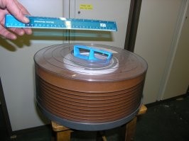 Это дедушка современных магнитных (HDD) дисков. Загружался в устройство размером со стиральную машину. Понятно, что не для домашнего пользования. На заводах и во всяких НИИ были штучные экземпляры.