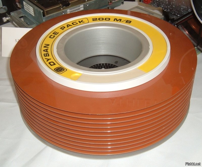 Это дедушка современных магнитных (HDD) дисков. Загружался в устройство размером со стиральную машину. Понятно, что не для домашнего пользования. На заводах и во всяких НИИ были штучные экземпляры.