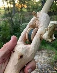 Шнурок из травки сделали?

Вообще в детстве просто брали ивовый ствол и к тонкому концу привязывали леску с поплавком, крючком и грузилом.