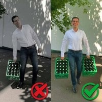 И понесла одной рукой. Нет, чтобы всё правильно сделать...