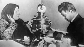 Догадываюсь что он читает
"Ты еще жива, моя старушка"
Как то один покойный сатирик высмеивал это произведение:
"В английском языке нет слова "жива". А есть слово "живая". 
И нет "старушка", а есть "старуха".
"Ты еще живая моя старуха"
Кто будет любить поэта который так относится к своей матери? По этому иностранцы Есенина не признают"