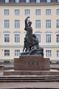 Таллинн, памятник жертвам революции 1905-го года.
В народе - "Мама, останови такси - папе плохо!"