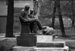 Казань. Рядом с входом в Дворец Пионеров.