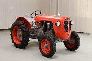 Не удивлюсь если этот трактор какой нибудь Ламборджини старый.