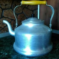 Были алюминиевые и эмалированные такой формы, из латуни лично я не встречал.