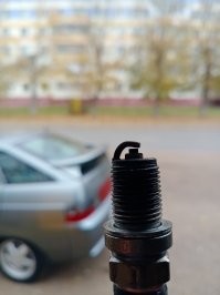 Да вот прям из сегодняшнего. Машина троит, свечи клиент божится что новые, при мне меняли!
Ага, есть такая пословица - не верь клиенту. 
Ну и что, когда меняли, пристукнули о колодец ну или уронили. (16 клапанник)
Вот и результат, и нехрен было катушки менять ))