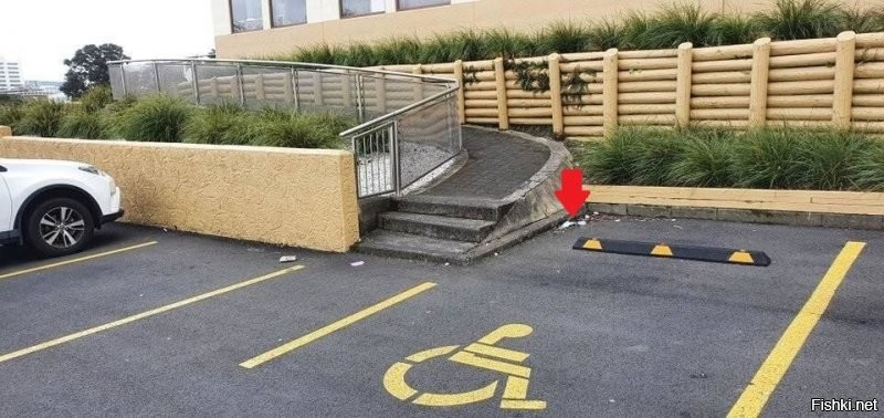 Ступенек инвалиды не достигнут. Нарисовал стрелкой, где человек на инвалидной коляске будет падать набок после неминуемого разгона и поворота.