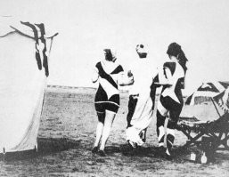 Интересно! +
Идея пришла из авангардистского ответвления кубизма   вортицизма. И пыталась найти себя не только на море, но и на суше (последнне фото)