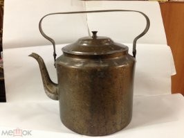 Тут прикол в том что до 30х годов производство алюминия в СССР как таковое отсутствовало, потом была война, и алюминия не хватало даже на самолёты. После войны ТНП ( товары народного потребления) из алюминия начали выпускать примерно в 47м году и основным заказчиком таких товаров была армия и сильно позже общепит. Впрочем основной продукцией из алюминия был электрический кабель (ну надо было проводить электричество по всей стране) так что алюминиевые чайники появились где-то после 57го и по сути на момент съёмки фильма были если не новинкой, то весьма прогрессивным видом посуды. Мог ли быть алюминиевый чайник в леспромхозе? В принципе мог, но вероятность такого была бы весьма небольшая. По этому вероятнее всего чайник  мог быть либо стальным эмалированным, либо что более вероятно латунным, примерно таким.