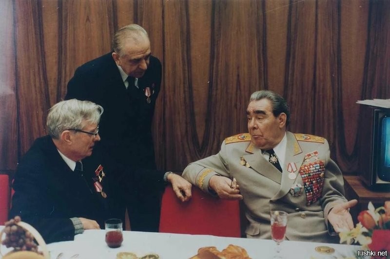 Лацкан прикрывает ещё две звезды.Это ореховая гостинная КДС (Кремлёвский Дворец Съездов).Я за кадром