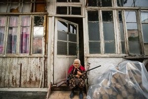 армянская старушка с Береттой?! в нищенском доме на дровах?!