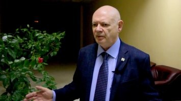 V marte etogo goda ya smotrel klip generala A. Savina na You Tube.Eto tot chelovek kotoriy yakobi osuwestvil vstrechu s prishelcami vo vremya SSSR.Yakobi ili deistvitelno ya ne znayu i ne budu eto obsuzhdat.Po ego raskazu na odnoy iz etih vstrech emu ili ego sotrudniku (ne pomnyu tochno )prishelci skazali chto chelovek dolzhen kazhdie sutki vipivat 1/3 svoego vesa , vodi .
Yakobi chelovek stanet chustvovat sebya ludshe i mnogie bolezni ne budut napadat na ego .Ya togda vesil 150 kg. 1/3 moego vesa eto 50 L vodi . Takoe ya vipit ne smog no podumal pochemubi ne poprobovat .Udavalos vipivat 6-12 L v sutki. 6 Litrov esli eto voda i 12 L esli eto vot takoy sok Step Light ili Step Max. 3 x1,5 litrovie butilki v holodilnike i odna na stole .Vot segodnya u menya 95 kg. Yel chto i naskolko hotel za vsyo eto vremya. Pravda v vsyom etom est odna fishka .
Kazhdie 10-30 minut ya shol v tualet . Tolko eto nervirovalo menya.
Chemto mozhno i pozhertvovat chtob dobitsa celi.