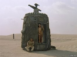 Называть ЭТО фантастикой - то же самое, что называть закусочную рестораном. Можно, конечно. В принципе, и там и там дают пожрать...  
Про актёров уже сказал выше - добротный коллектив, отработал на твёрдую "четвёрку". Так что дело не в актёрах. И, думаю, не в деньгах. "Вавилон-5", например, стоил полмиллиона за серию. Получилось весьма прилично, хотя несколько наивно и слегка пластмассово. До сих пор весьма смотрибельный сериал.
Так что три миллиона долларов, выделенные студией на "Светлячок", конечно, немного, но даже ими можно было распорядится получше. 
Кю!