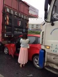 Выжила и сама вылезла из машины.