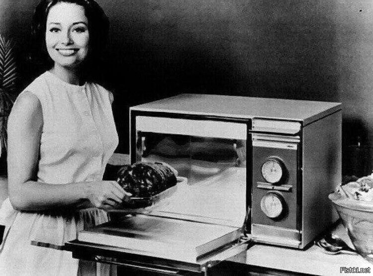 8. Первая микроволновая печь, выпущенная фирмой Raytheon, 1947 год
На фото первая микроволновка для домашнего использования фирмы Amana , 1967 год.
Первая микроволновка 1947 года фирмы Raytheon была высотой 1.8 метра, весом 160 кг и магнетроном с водяным охлаждением (правое фото).
Первая промышленная микроволновка "1161 Radarange"появилась в 1954.