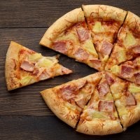 Люблю гавайскую пиццу, с ананасами и ветчиной. И дети любят.
В чем проблема то?
