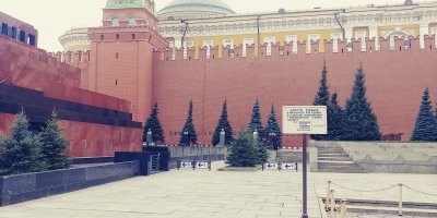 Попасть в Мавзолей и сейчас можно.