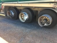 В эти выходные видел: фура об отбойник всю резину порвала. На километр ошметки валялись. 3 колеса под замену.