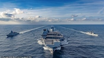 Чёт этот "эсминец" дохера на авианосец похож )))