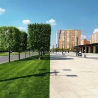 Краснодар. Аллея перед домашним стадионом Быков. Парк у стадиона отгрохал хозяин - красота.