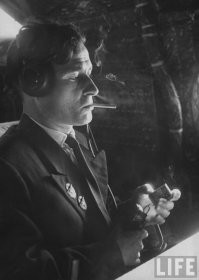 Железный занавес говорите.
Как журнал лайф свои фотоархивы оцифровал, я не устаю удивляться, сколько их фотокорреспонденты отсняли материала в СССР, понятно, что их "куда надо" не пускали, но по моему они были везде.

Обалденный кадр, кстати представьте сейчас такое.